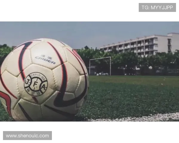 《探索足球世界的魅力与激情：从技战术到文化背景的全面解析》